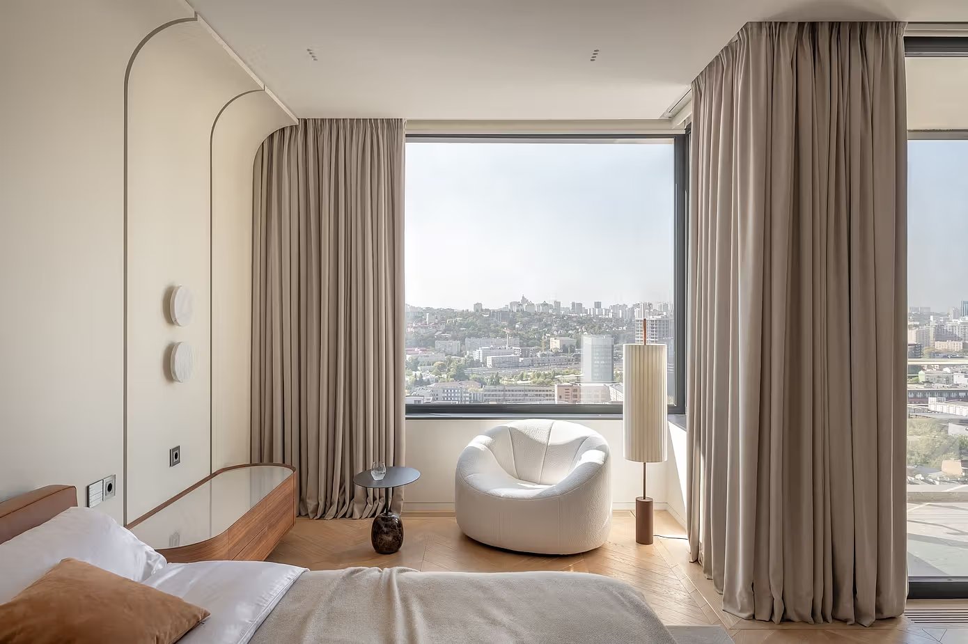 Neutral bedroom, Ribbon chair