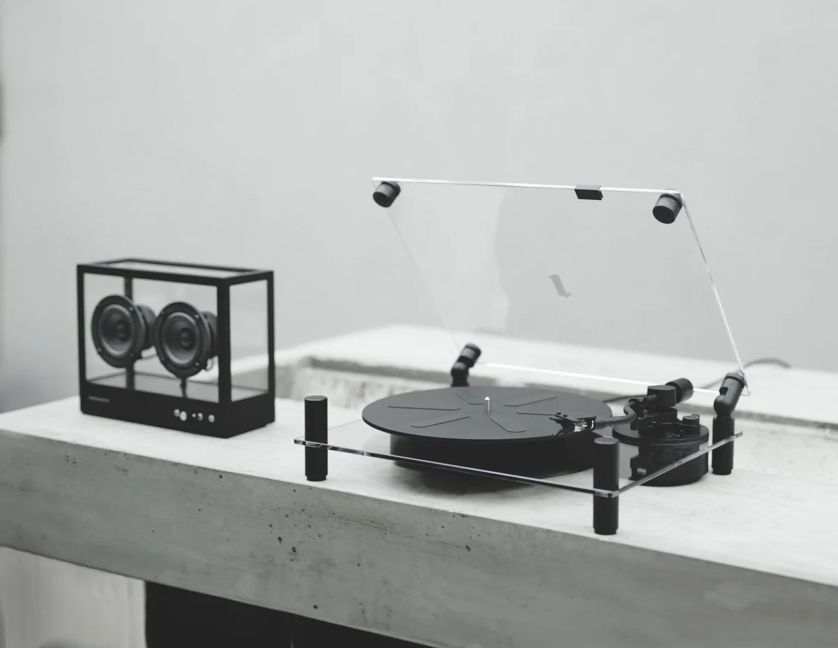 Acrylic turntable & cube speaker