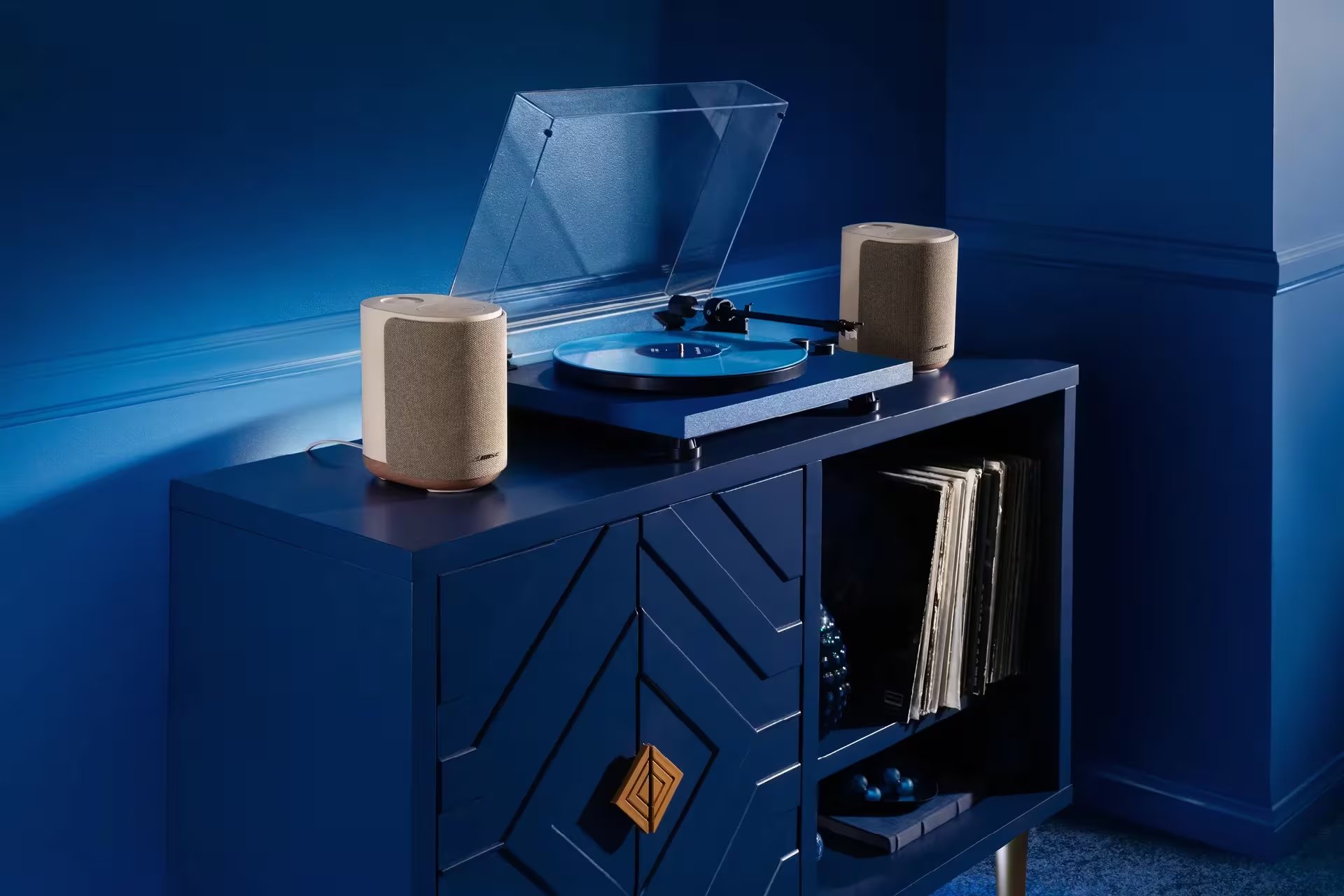 Bose turntable set in an all-blue room